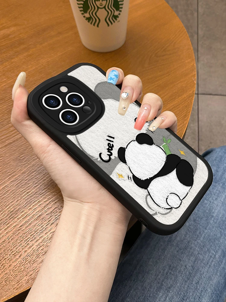 苹果15iPhone14华为Mate60手机壳可爱吃竹熊猫小羊皮纹防摔保护套