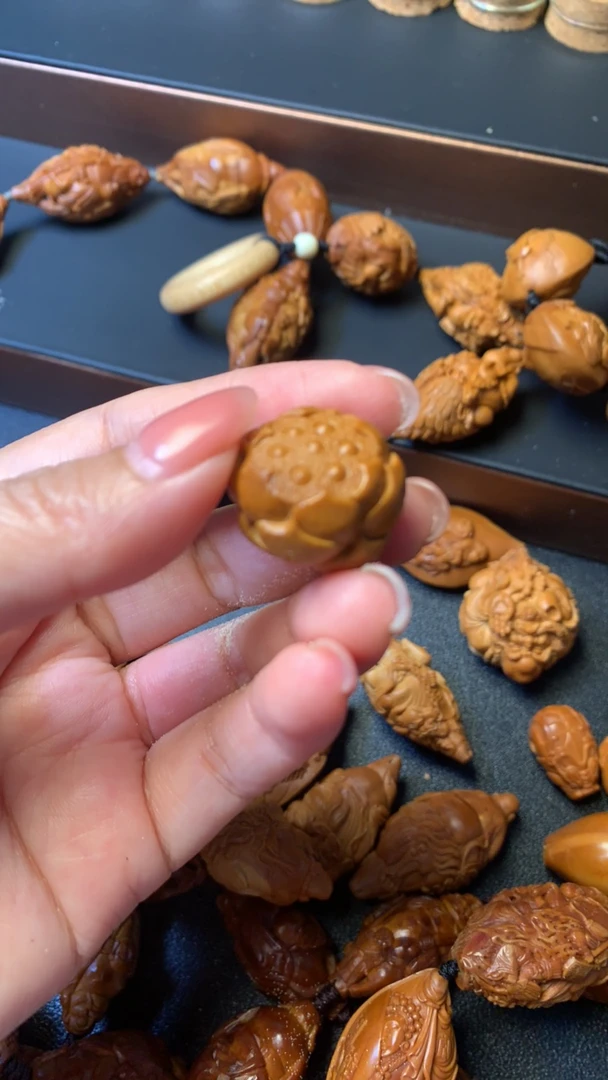 莲花三通橄榄核雕