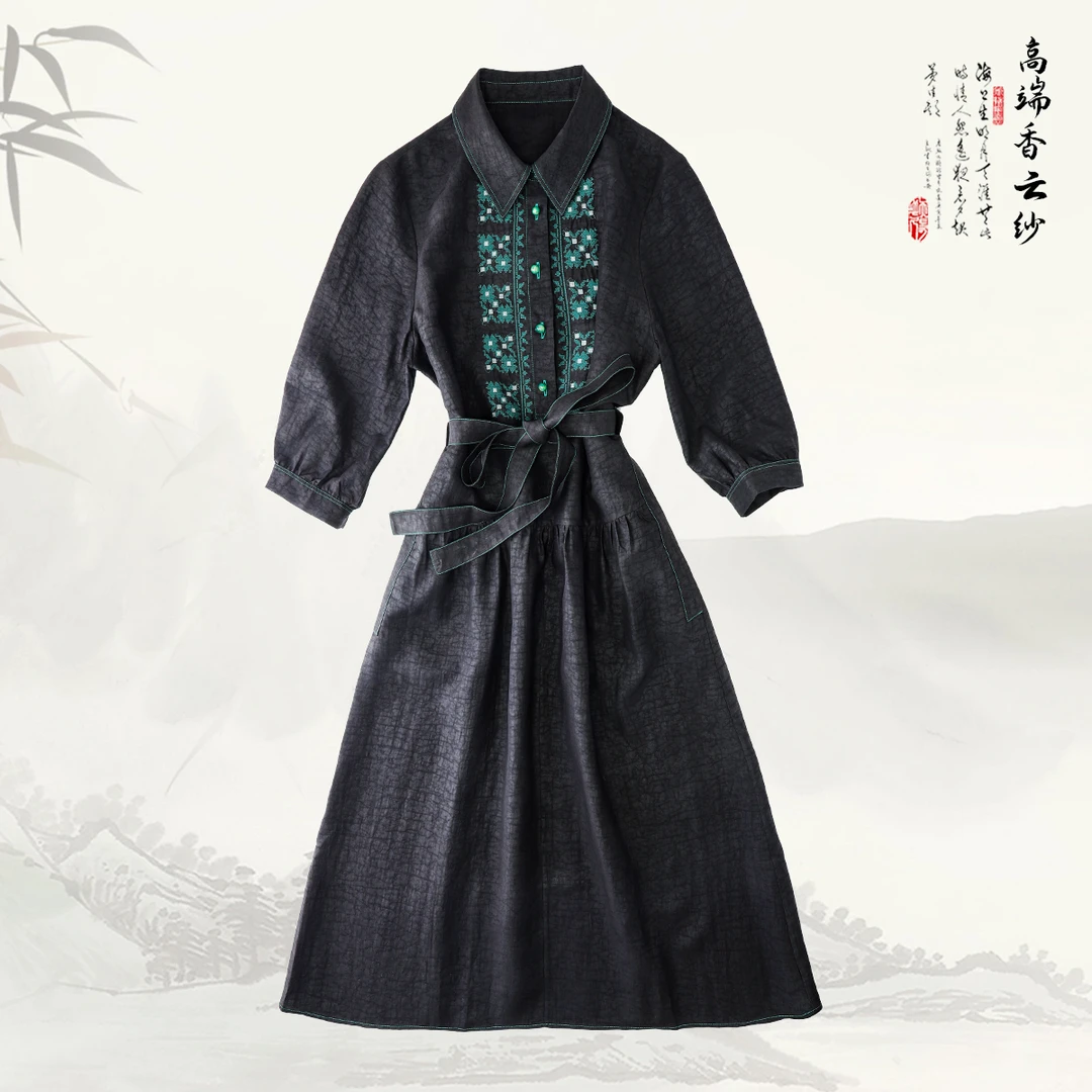 【高定十字绣】品牌新款香云纱桑蚕丝国风翻领刺绣连衣裙429655