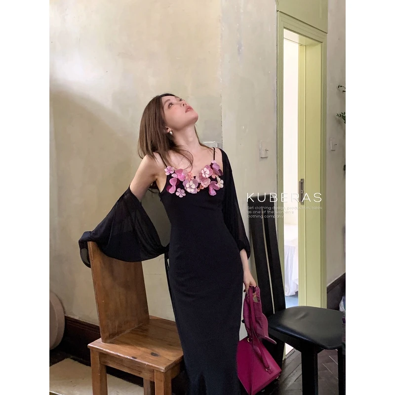 KUBERAS【桃花诺】设计感重工立体花朵吊带连衣裙+网纱防晒披肩