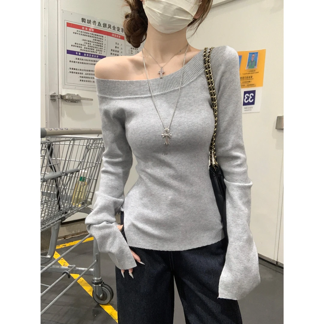 灰色露肩斜肩针织衫女2024春秋季新款修身显瘦长袖辣妹上衣潮