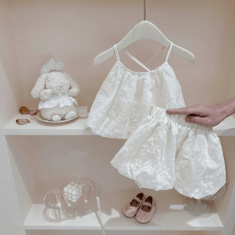 女宝宝夏季韩版套装2025新款小女孩洋气时髦吊带衫花苞裤两件套潮