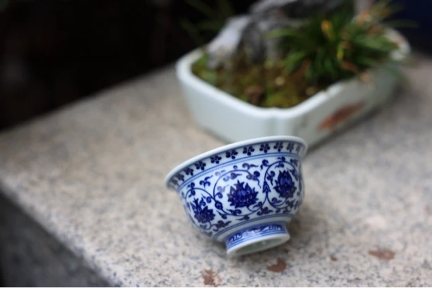 景德镇陶瓷青花釉里红杯子