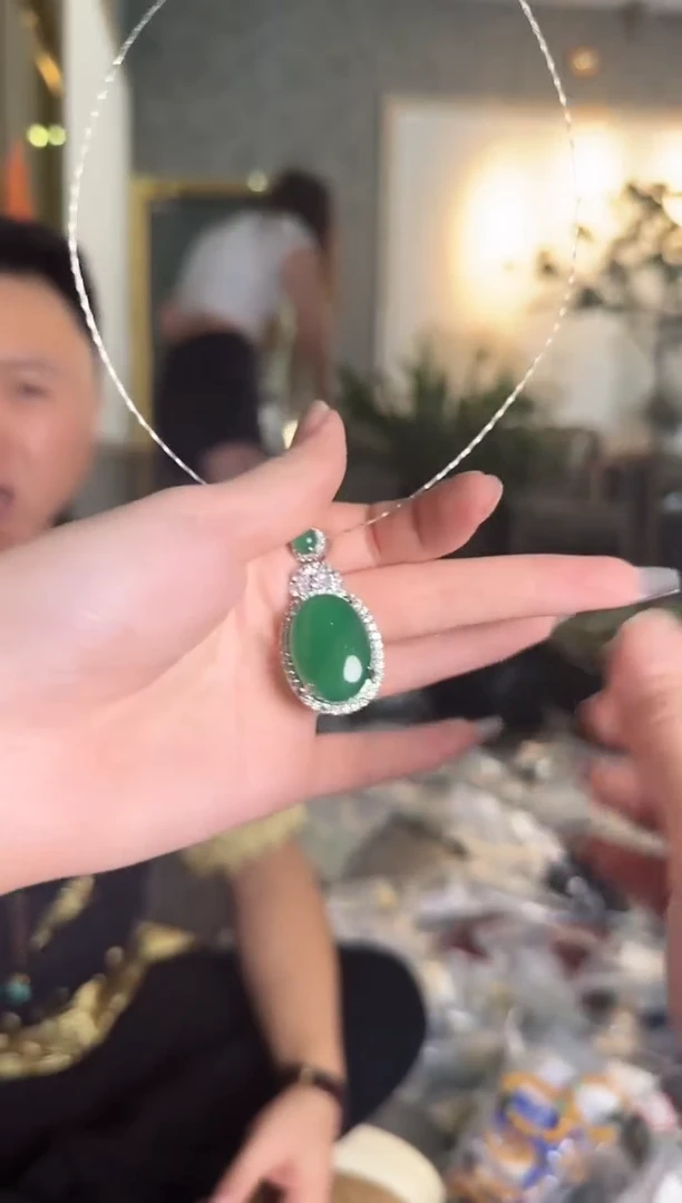 【闪购商品】玛瑙/玉髓吊坠(不含链)银S925镶嵌祖母绿吊坠
