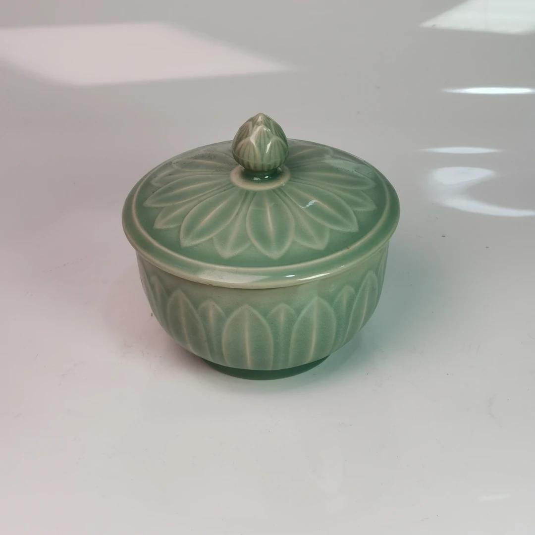 龙泉青瓷 莲雨花瓣刻绘 茶叶罐