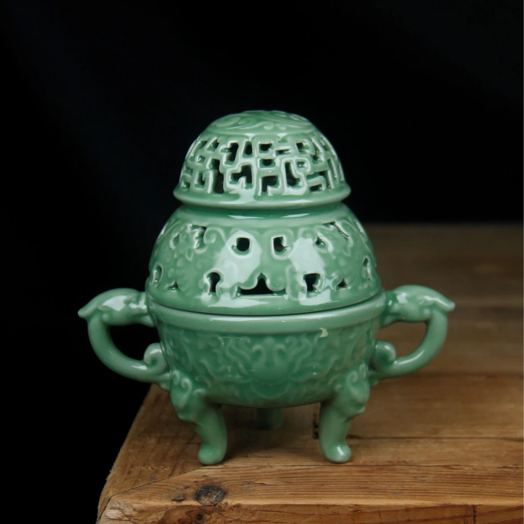 龙泉青瓷梅子青龙纹双把香炉