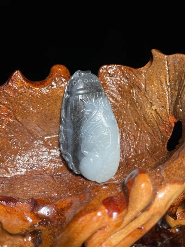 新疆和田玉青花鹤纹挂件雕刻精雕巧雕俏色精美