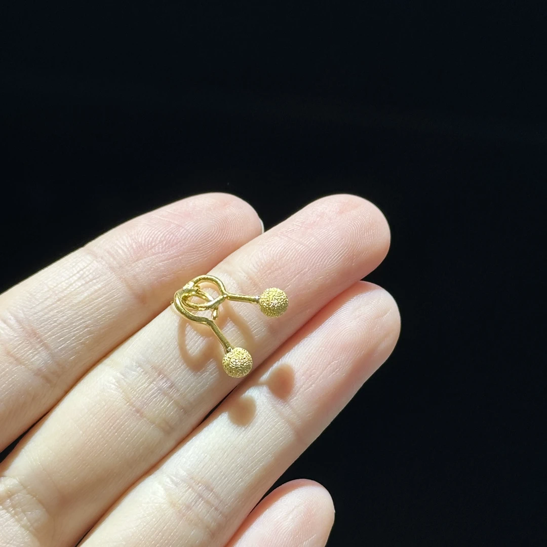 足金999 卡4磨砂珠珠耳钉 1.530