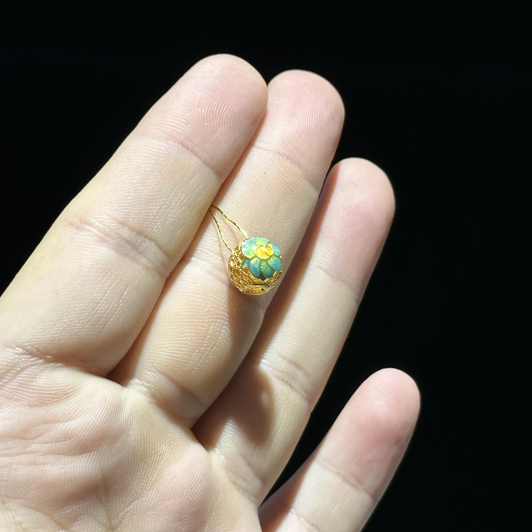 足金999 卡10 珐琅彩 微 蓝花球通孔 0.650