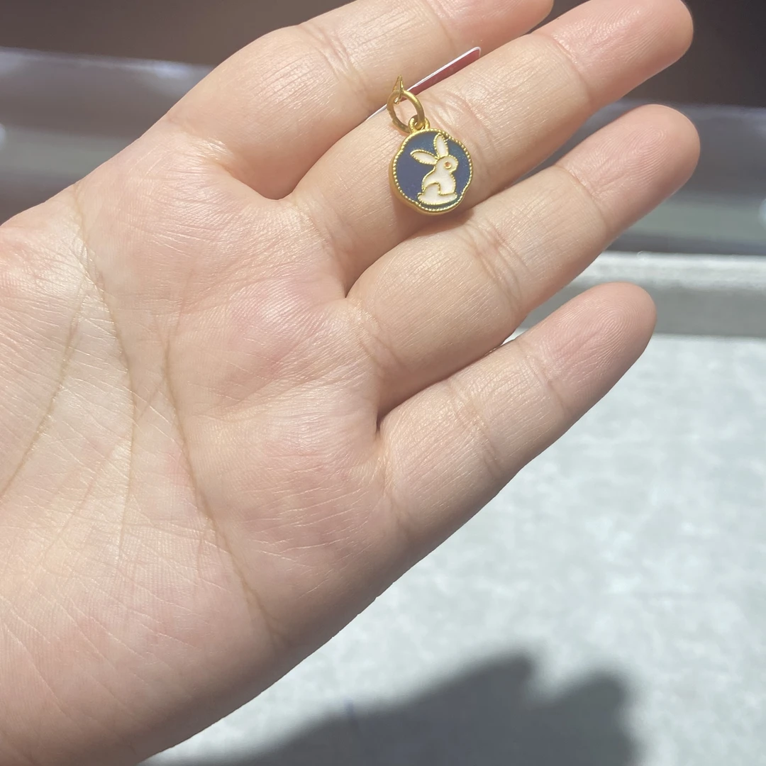 足金999 珐琅彩月宫兔滴溜 1.244