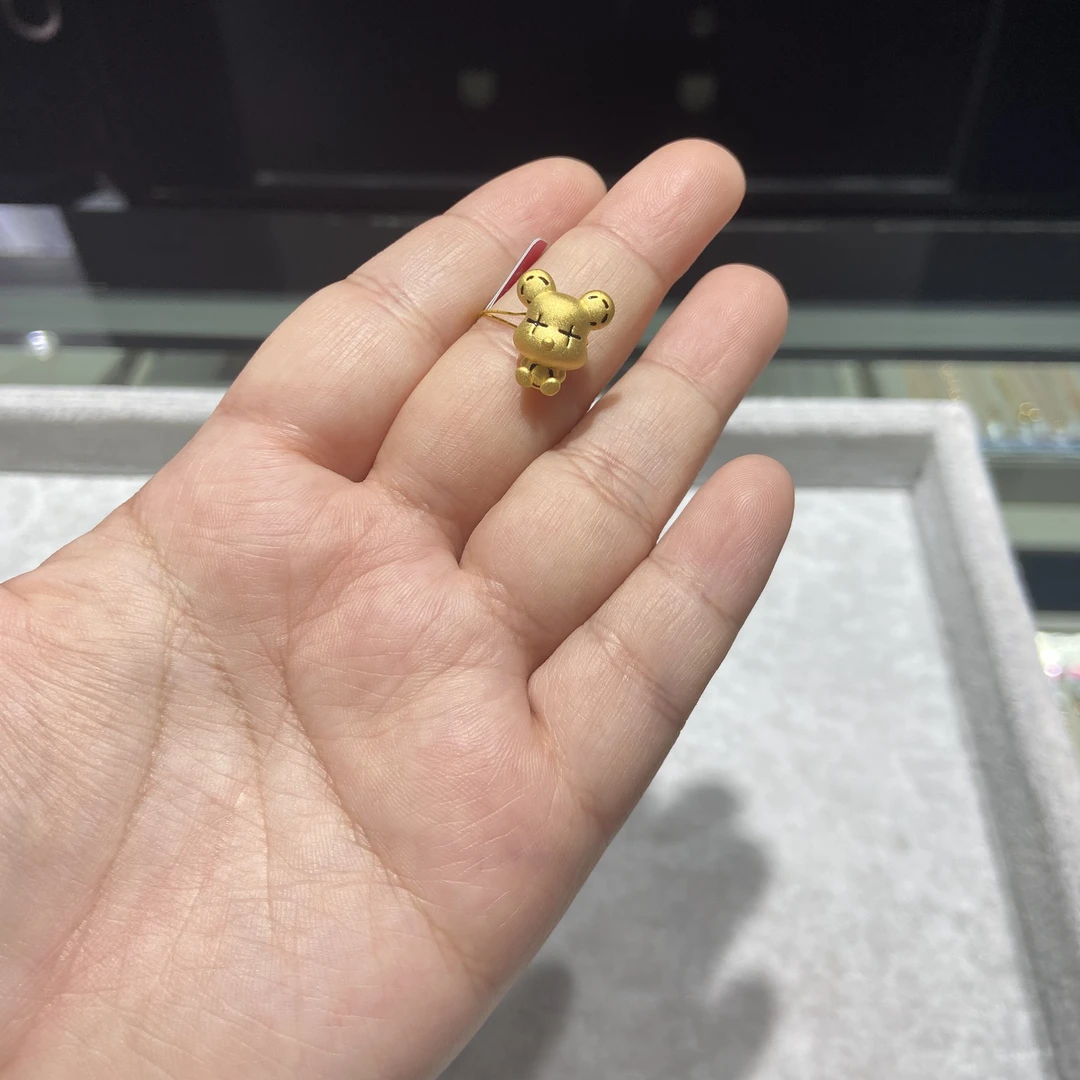 足金999 精品珐琅彩小熊通孔 1.065