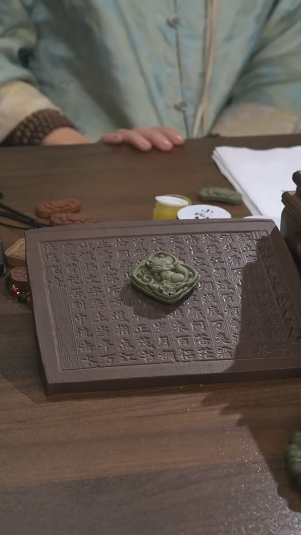 【闪购商品】泥塑雨润青莲凤九香牌