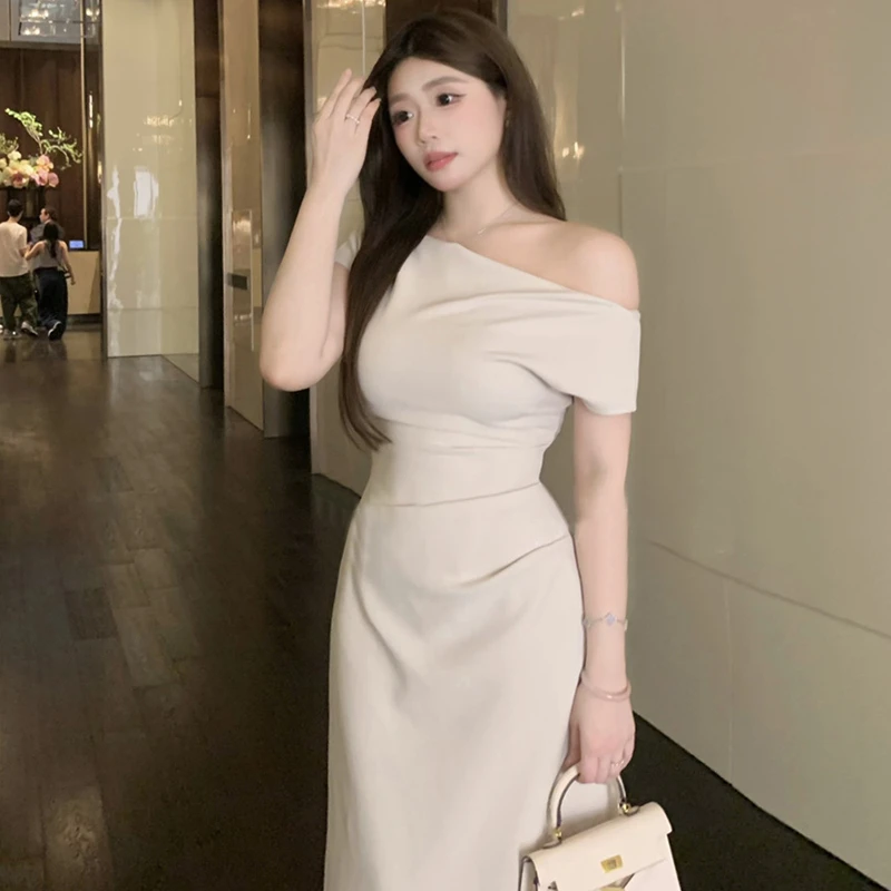 2823梨形身材一字肩连衣裙子夏季新款茶歇法式气质黑色收腰长裙