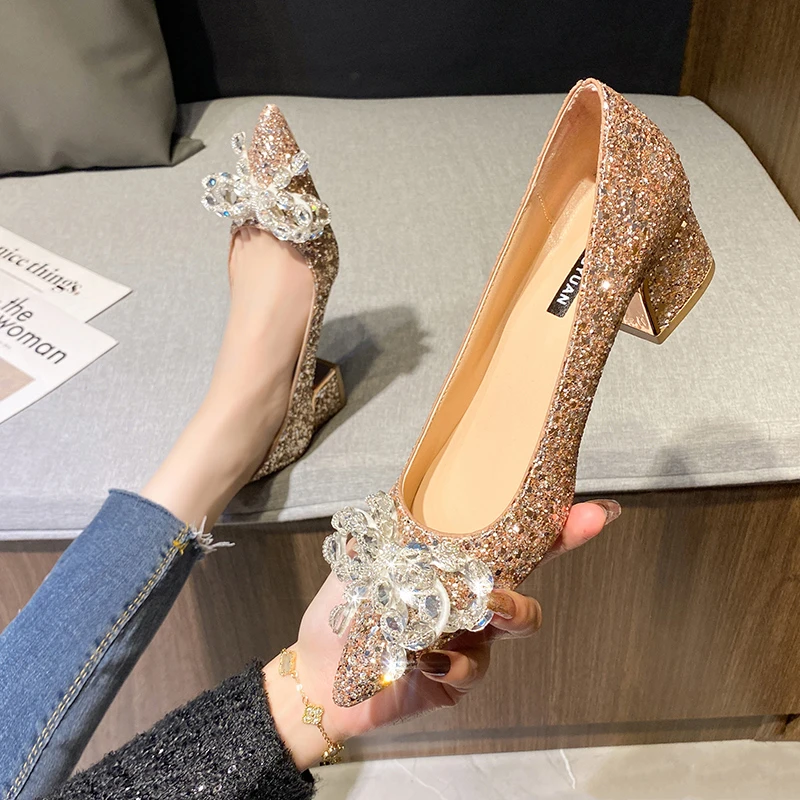 粗跟金色婚鞋女2023年新款法式新娘秀禾婚纱两穿水晶亮片高跟单鞋