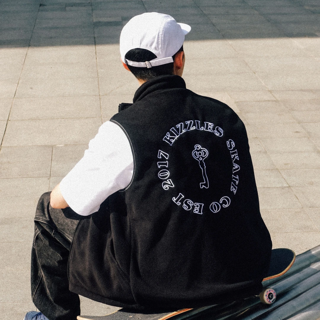 KIZZLES双面穿马甲滑板背心摇粒绒刺绣