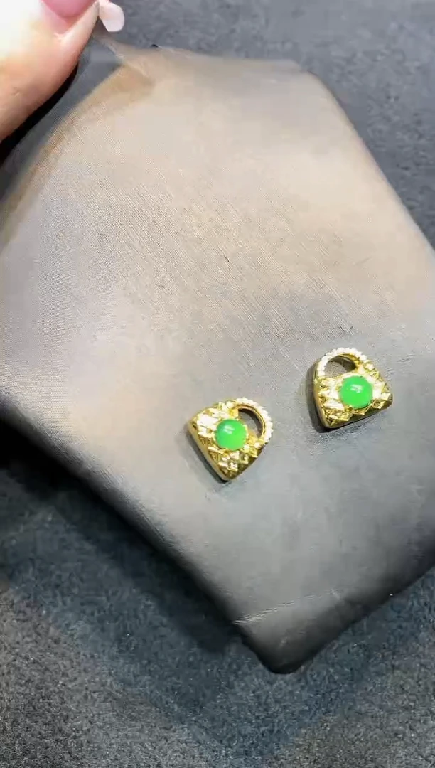 【闪购商品】翡翠吊坠(不含链)未镶嵌多样性发货发一件不含链
