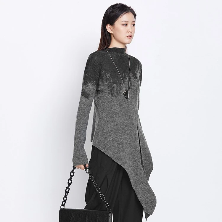 圣迪奥女装时尚半高领印花开衩不规则长袖针织衫S21383512