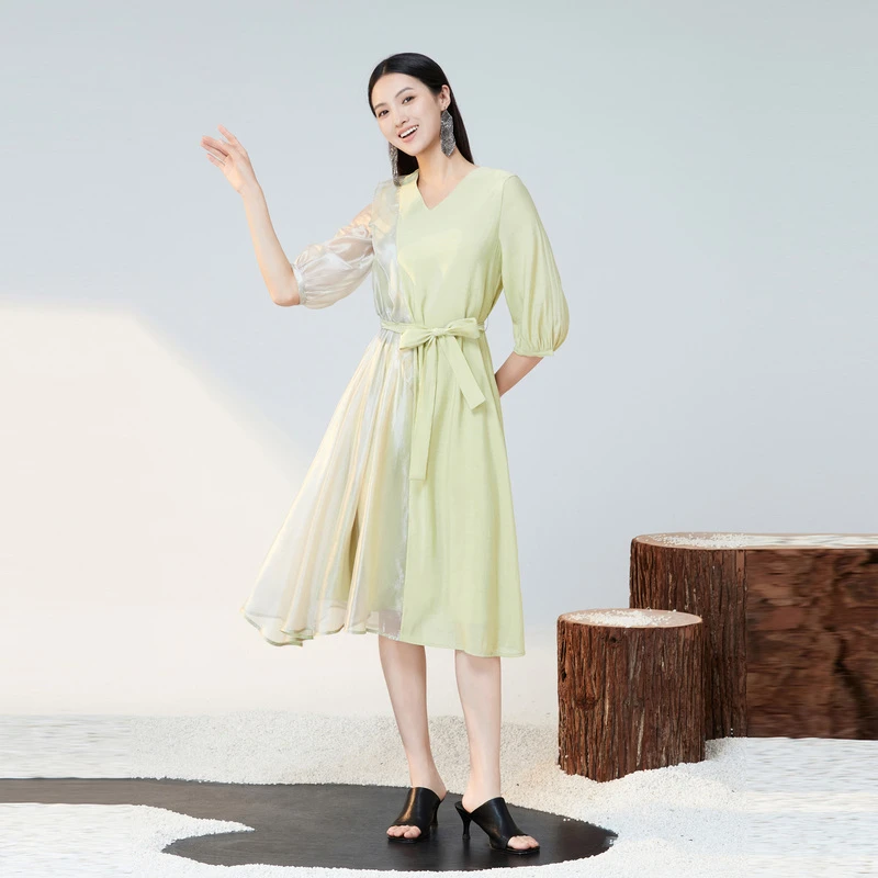 S·DEER圣迪奥绿色时尚女装V领网纱拼接收腰中袖连衣裙S223Z124R