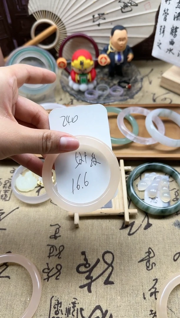 【闪购商品】石英质玉手镯未镶嵌240