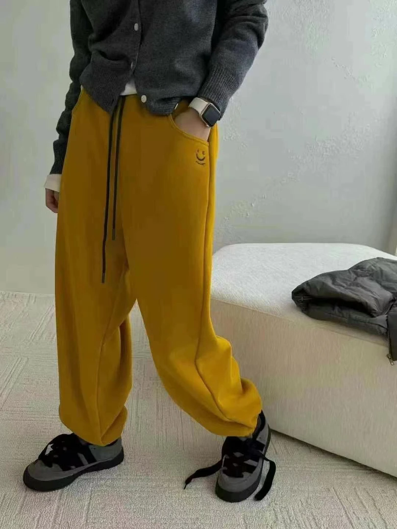 刚开始以为黄色卫裤太跳跃不敢穿 没想到搭配出来这么好看！！！