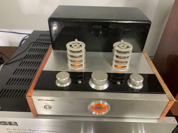 9新  小胆组合功放机，有点掉皮，不包邮