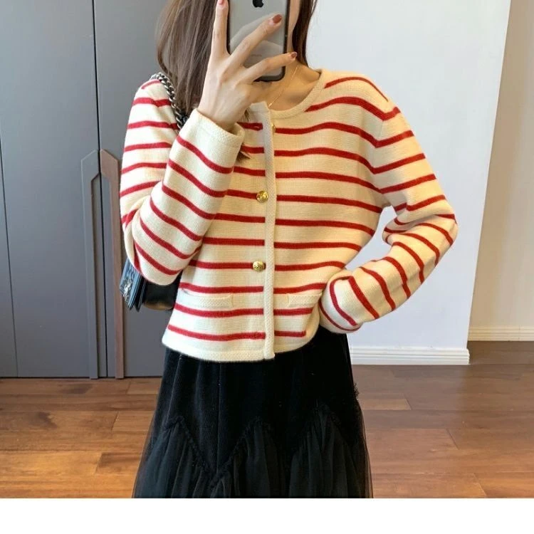 外贸原单意大利余单外单出口欧货小众艺术金扣条纹针织高级感上衣