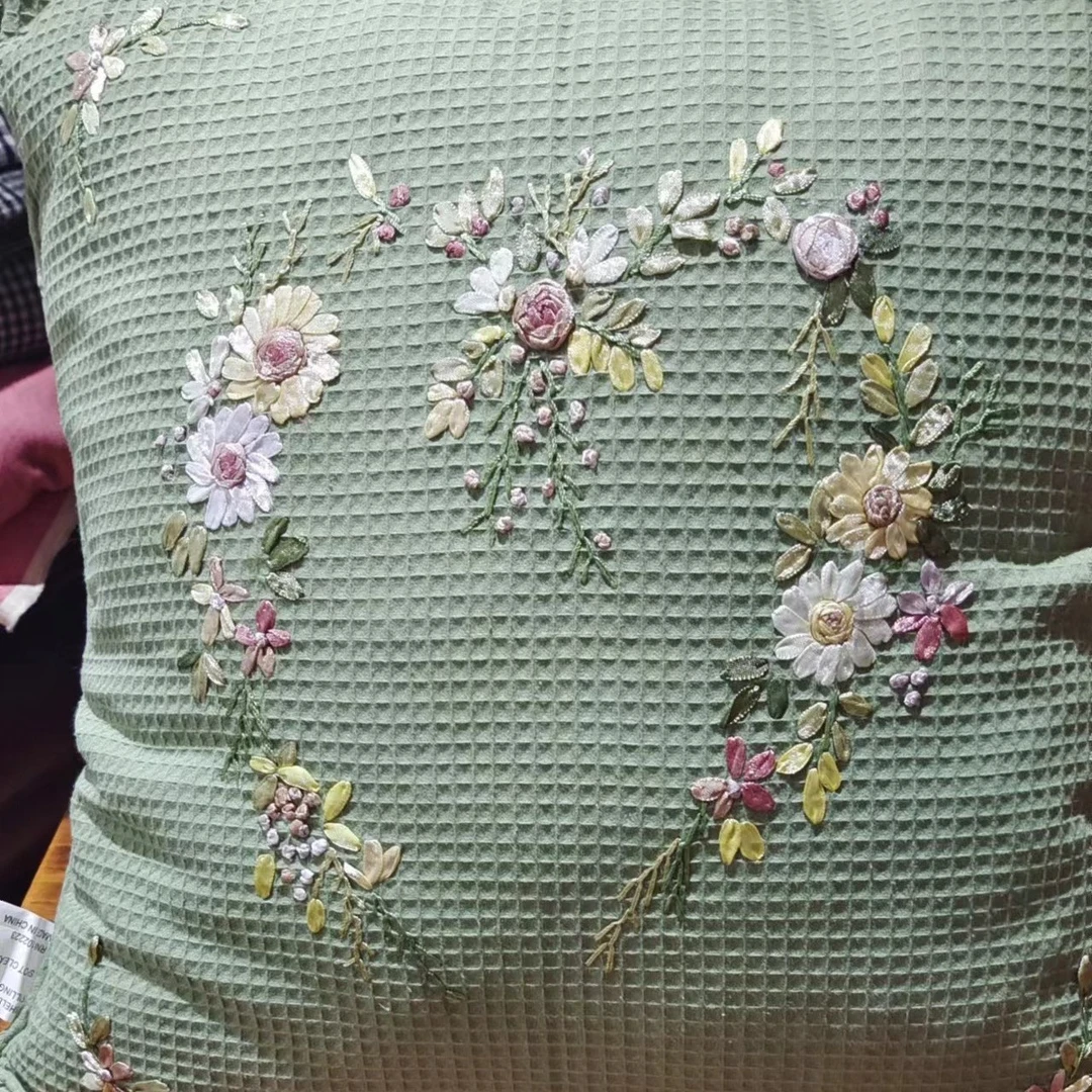 手工丝带绣。心型花多用靠垫