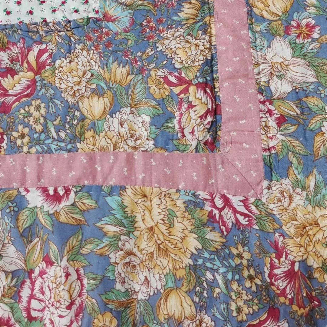 手缝相拼碎花床盖