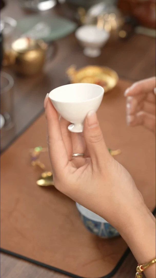 【闪购商品】瓷摆件白釉高足杯