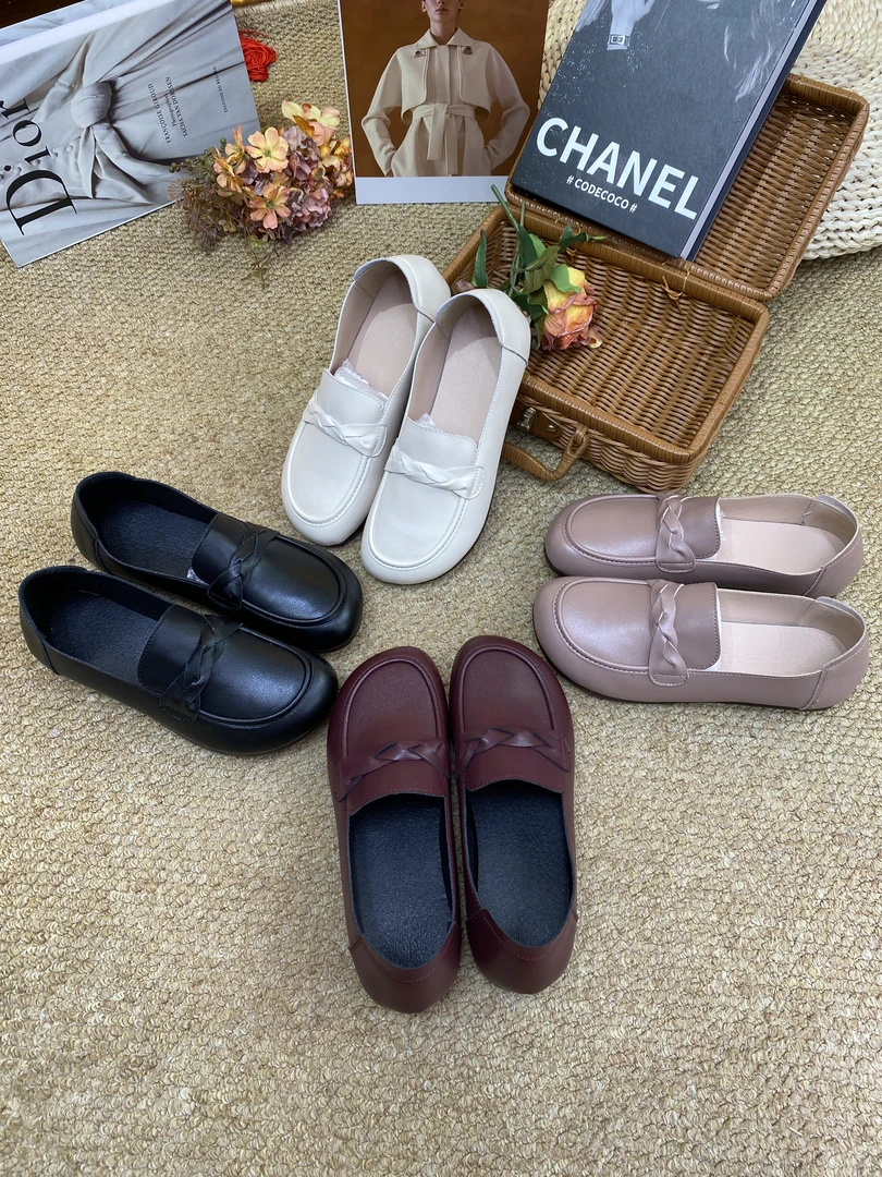 妈妈鞋圆头乐福鞋女新款软底春秋真皮平底中老年女舒适防滑奶奶鞋