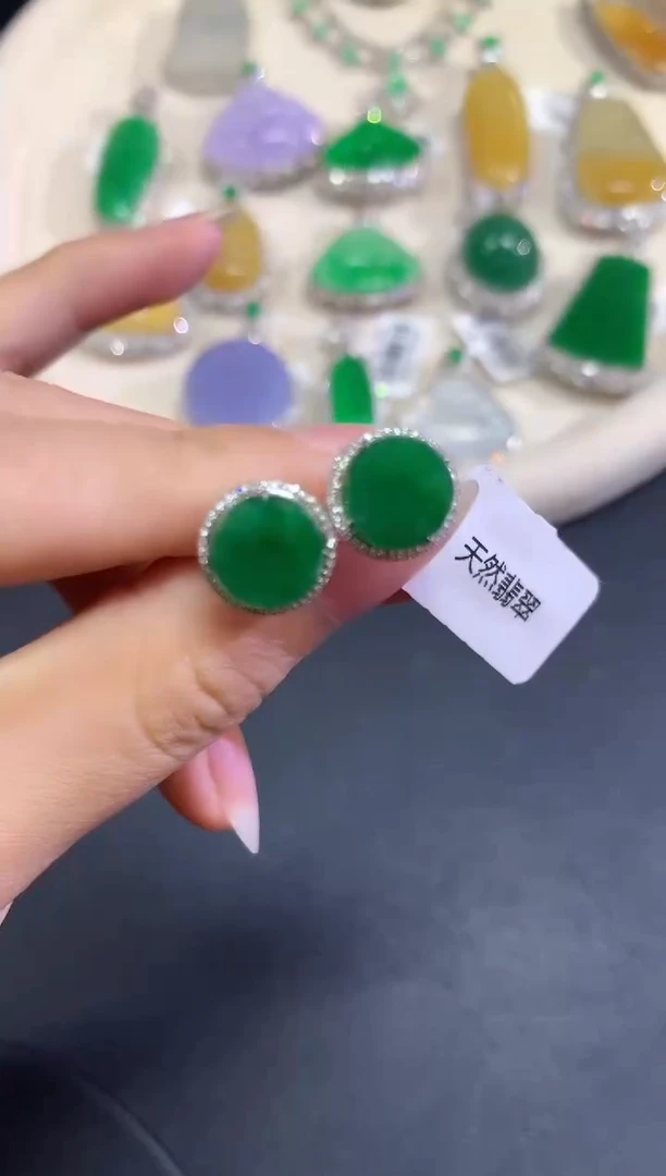 【闪购商品】翡翠吊坠(不含链)18K金镶嵌V31|4980+0(多样性发货)