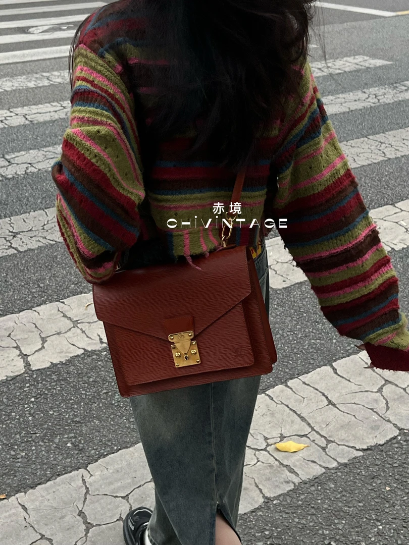 95新 LouisVuitton/路易威登 8895 焦糖色水波纹邮差斜跨