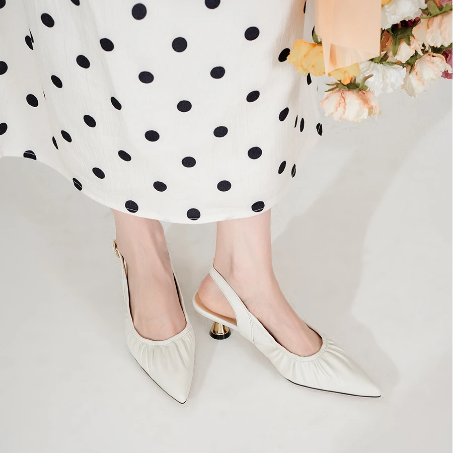 穿高跟鞋的吴大叔夏新款法式羊皮拉皱感尖头优雅名媛中跟凉鞋大码