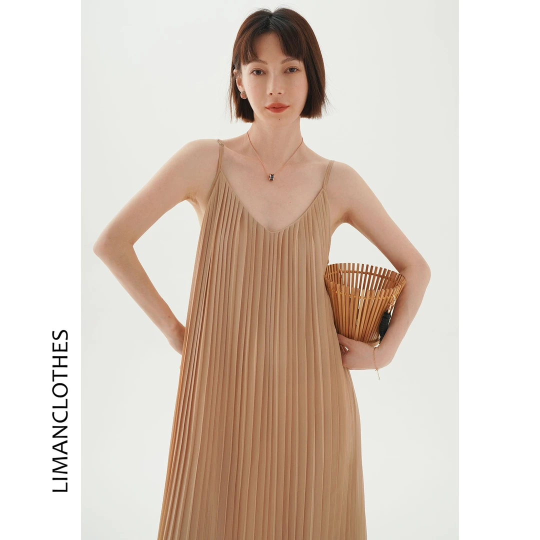 2024夏新款设计感小众宽松气质V领百褶吊带裙女长款卡其色连衣裙