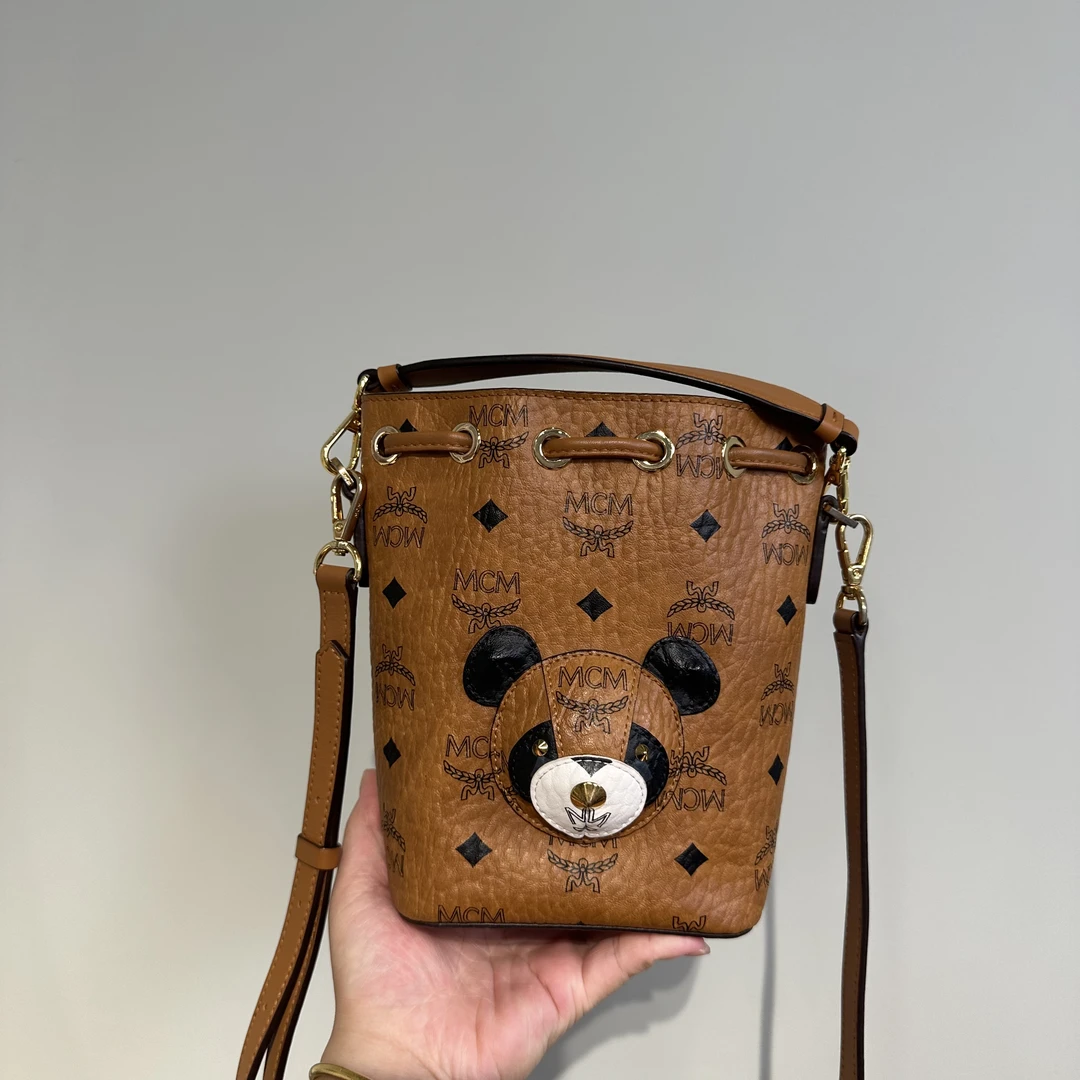 95新 MCM 干邑色小熊水桶斜挎包