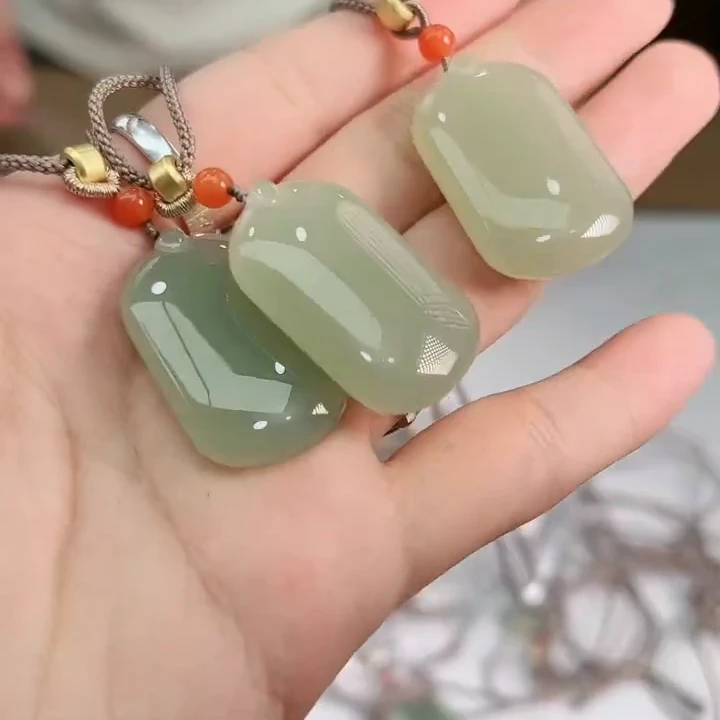 玉美人菲菲~41236-和田玉无事牌约35*21mm吊坠~多样性发一