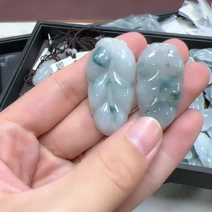 【春日珠宝】菲菲珠宝好*翡翠飘花叶子吊坠/多样性发一