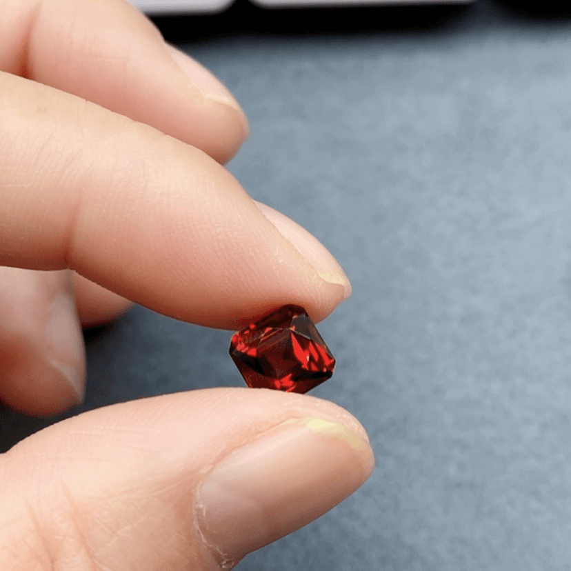 【闪购商品】石榴石2.96克拉裸石未镶嵌我****砂