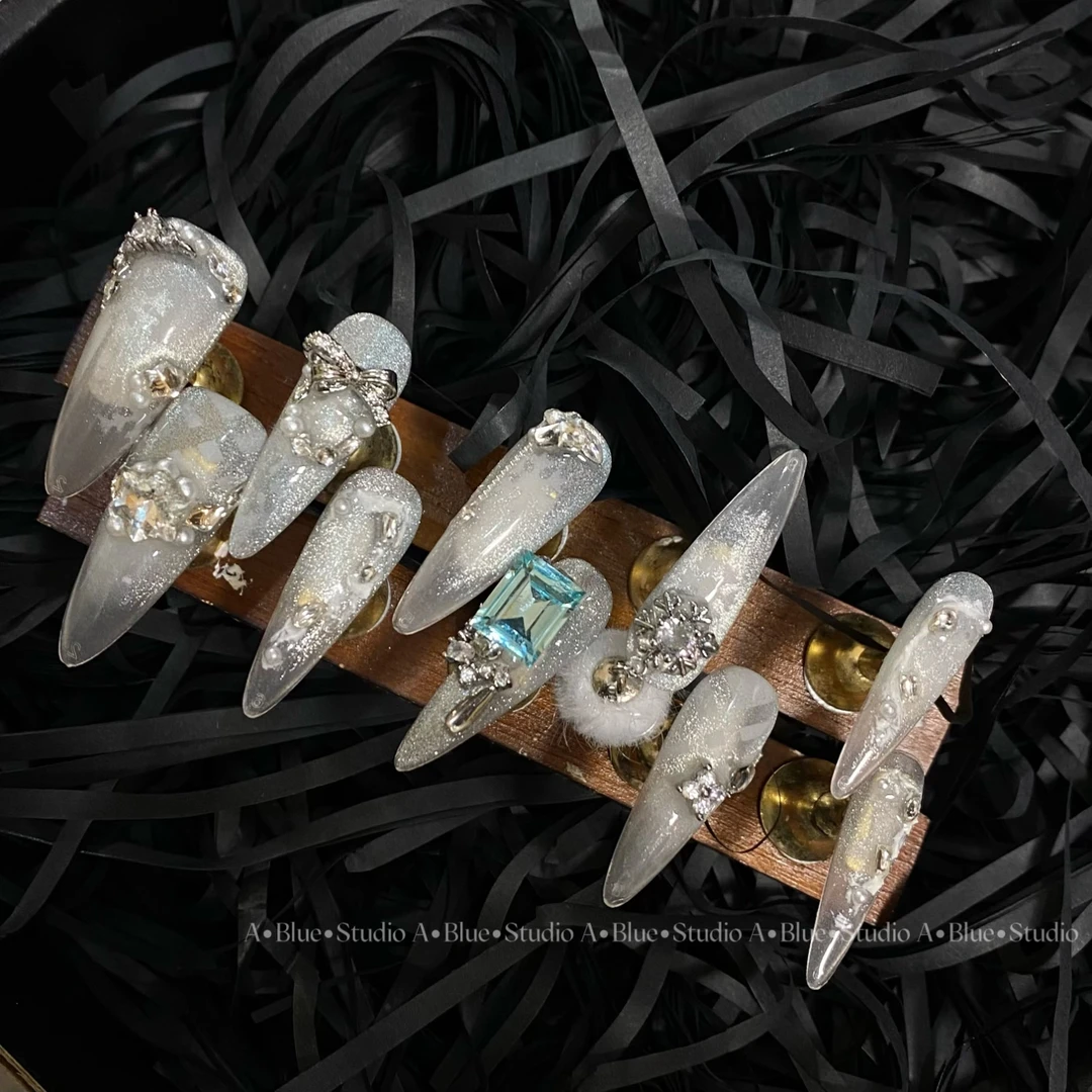 「雪花霜降」關於藍色设计新年雪花清冷风锆石高级显白可拆卸穿戴甲