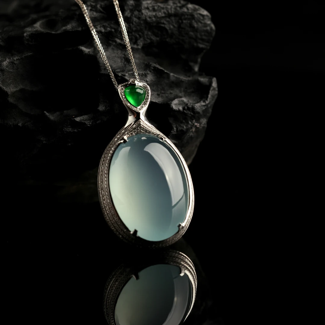 王朝阳翠语《平步青云》高冰种天空蓝镶嵌吊坠 轻奢极简天然A货翡翠