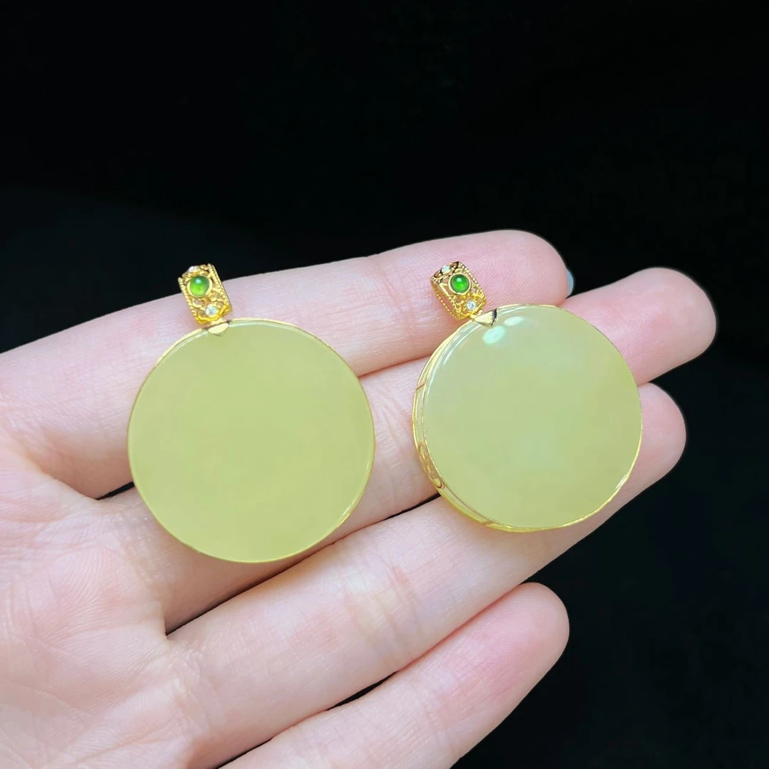 【小宝珠宝】19  T0369-18K金镶嵌和田玉吊坠-多样性发一件-25x5mm