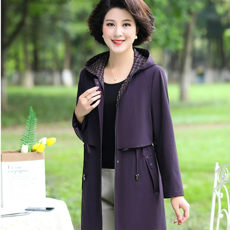 中老年连帽风衣外套春秋新款加肥大码高贵洋气宽松胖妈妈女装2023