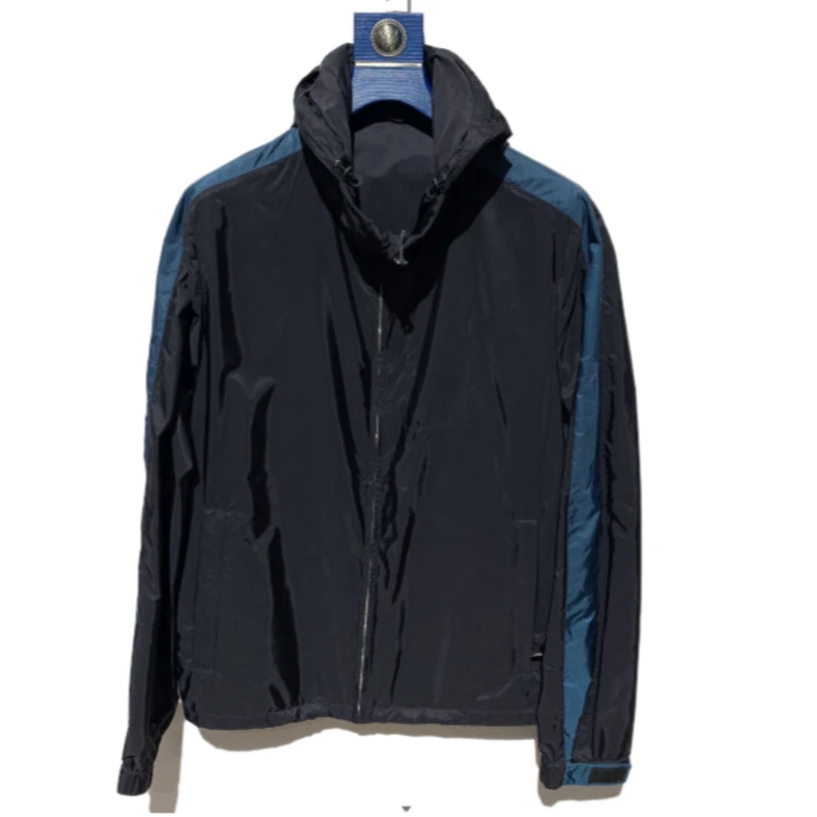 全新未使用 Prada/普拉达 肩部蓝色点缀男子休闲外套男士连帽秋季