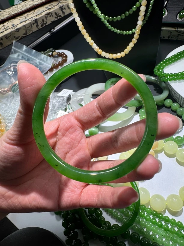 和田玉碧玉手镯苹果绿
