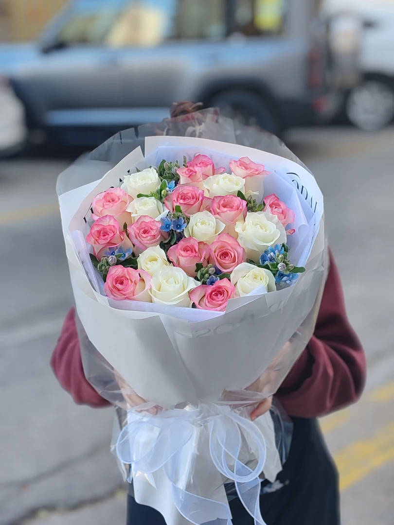 爱莎玫瑰花束(13爱莎+8白玫)