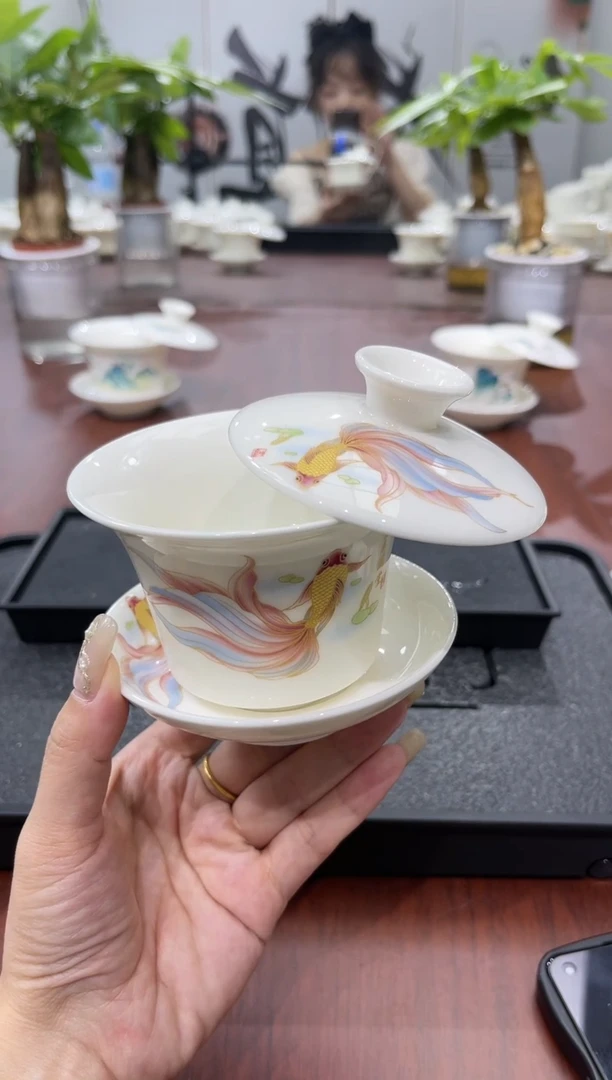 【闪购商品】陶瓷中号金鱼悬停单盖碗
