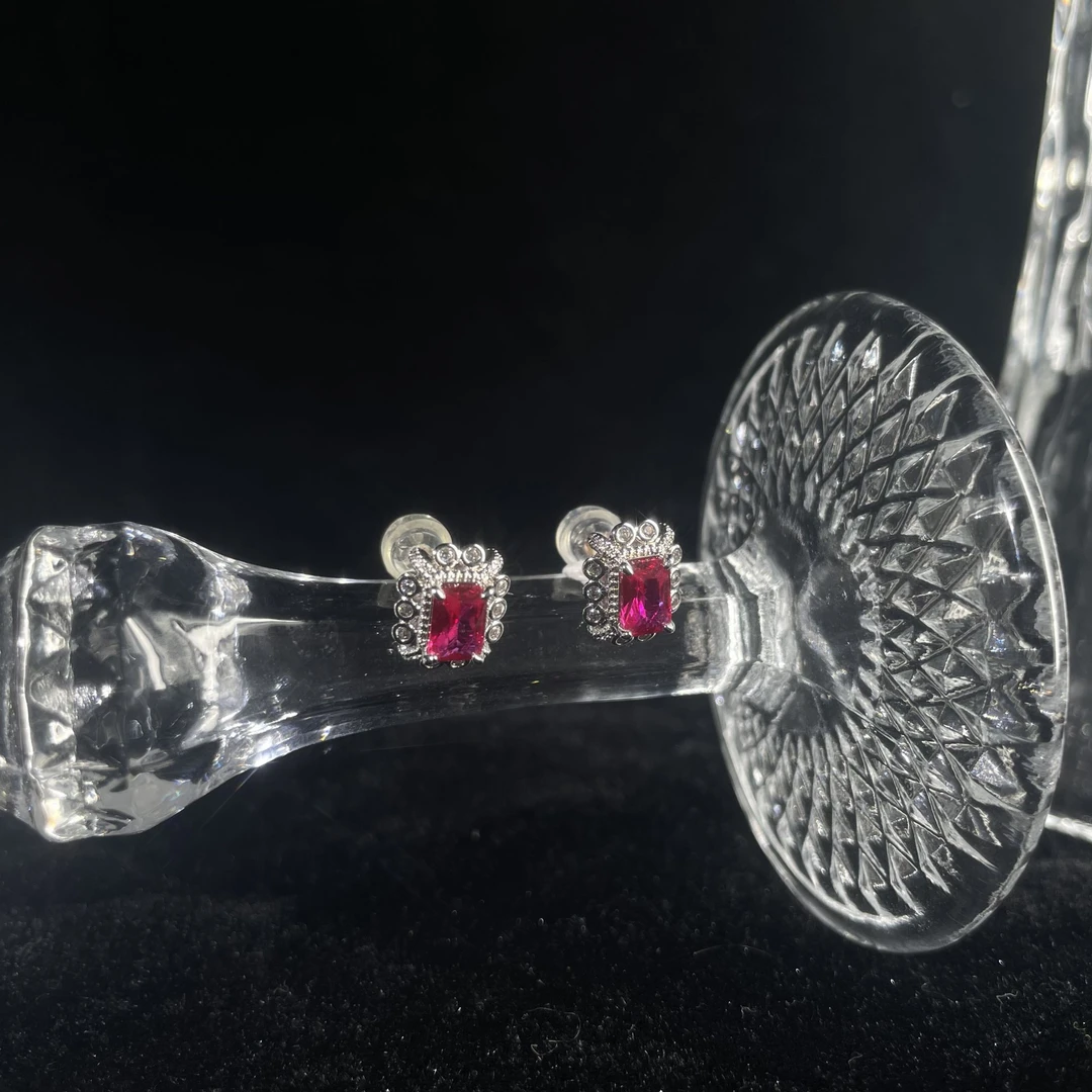 铜合金耳饰 铜合金耳饰 朱比莉红宝宝耳环（e1628r）轻奢