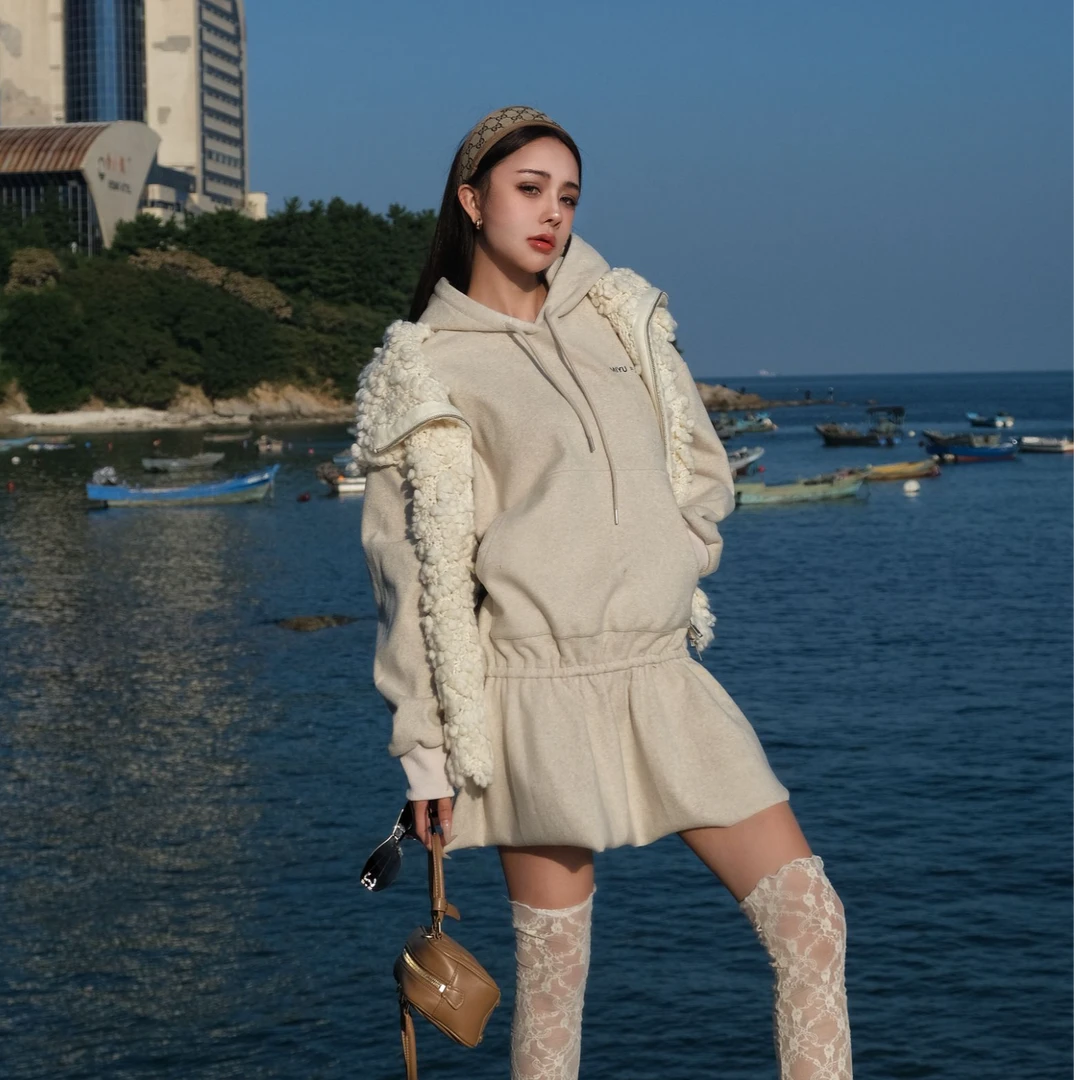 MIKIHLEO 2024秋冬“慵懒星期六”时尚连帽休闲裙（裙长74）