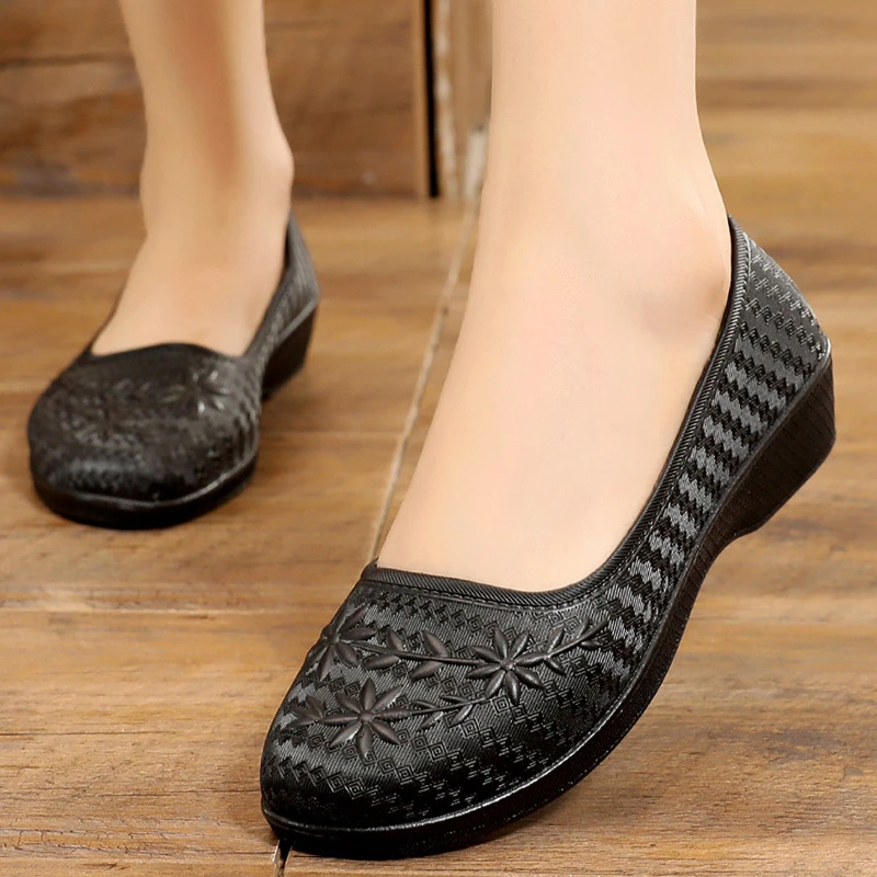 低帮浅口平底雨鞋女士外穿厚底防滑厨房工作胶鞋中年软底防水单鞋