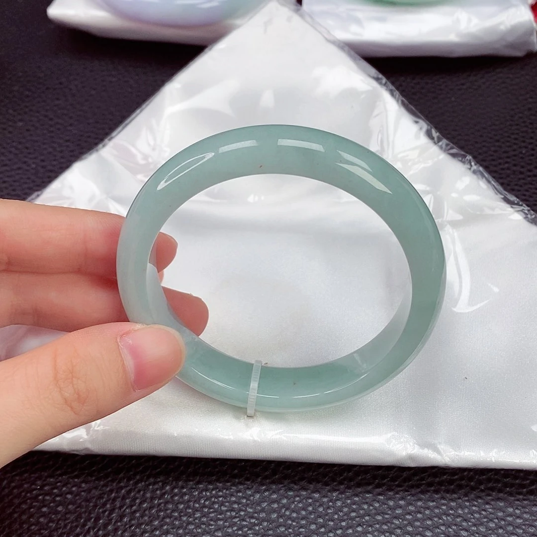 翡翠手镯未镶嵌翡翠